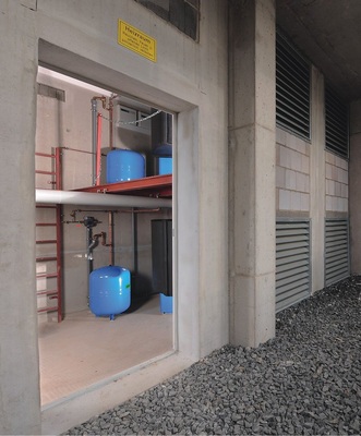 Bild 5 Regenschutzgitter mit geringem Luftwiderstand für innen aufgestellte Luft/Wasser-Wärmepumpen. - © Buderus
