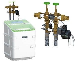 2 Weichwassermeister GSXplus für Haus­anschlüsse mit variabler Rohwasserhärte und die Schnittdarstellung durch den Anschlussblock mit Leitfähigkeitsmessung und automatisch ­geregeltem Verschneideventil. - © Grünbeck
