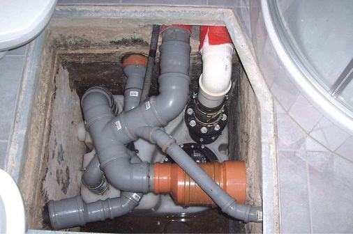 7 Hebeanlage frei nach Berthold Brecht: “Die im Dunkeln sieht man nicht.“ Das ist ­gewiss keine fach­gerechte Installation.