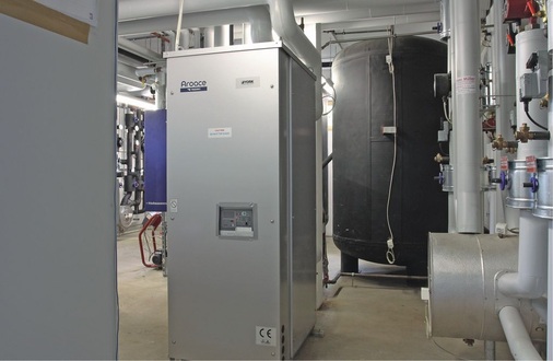 5 Die Yazaki-Absorptionskältemaschine überzeugte den Bauherrn durch ein optimales Preis-Leistungs-Verhältnis sowie die platzsparende ­kompakte Bauweise.