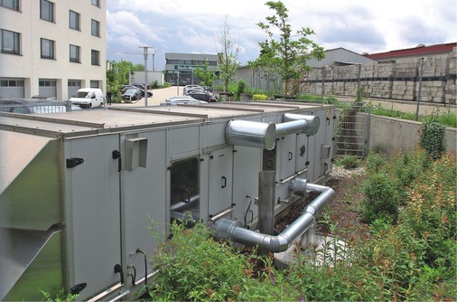 3 Freikühlung/Rückkühlung: Durch vergleichsweise hohe Medientemperaturen für die Flächenkühlung steht freies Kühlpotenzial über den Freikühler an rund 6500 h/a zur Verfügung. Gleichzeitig wird er als sehr energieeffiziente Rückkühleinrichtung für die Absorptionskälteanlage eingesetzt.