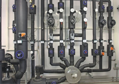 6 Durch den Einbau von zwei Zortström-Sammel- und Verteilzentren (Heizungs- bzw. Kälteverteilung) vereinfacht sich die ­ansonsten komplexe Hydraulik solcher ­Anlagen.