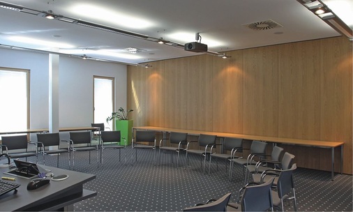 7 Der 120 Personen fassende Konferenzraum kann rund drei Stunden vor Nutzung zusätzlich über den Fußboden vorgekühlt werden, um Lastspitzen zu vermeiden.