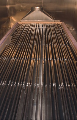 Abb. 9 Geöffneter PCM-Kanal. Erkennbar sind die Platten mit in Graphit eingebettetem Salzhydrat als PCM.