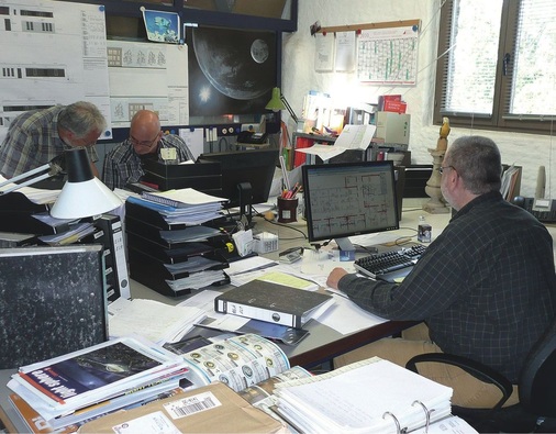 Abb. 4 Planungsteam bei Rackow & Partner in Aktion. Völlig unproble­matisch können mehrere Planer die Gewerke parallel bearbeiten, Kollisionen werden sofort aufgezeigt.