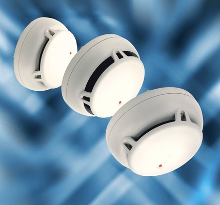 Abb. 3 Die S-Linie aus dem Sinteso-Brandmelder­sortiment lässt sich auch an anspruchsvolle ­Um­gebungen anpassen und verfügt über einen neuronalen Mehrkriterienmelder, einen optischen Breitband-Rauchmelder und einen Wärmemelder. Im Anschauungsbergwerk wurden neuronale Mehrkriterienmelder und neuronale Breitband-Rauchmelder — angepasst an die Umgebungs­bedingungen — eingesetzt.