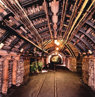 Abb. 2 Blick in das Anschauungsbergwerk, das in einer Tiefe zwischen 17 und 22 m auf einer Länge von 2,5 km die technische Entwicklung des Bergbaus dokumentiert.