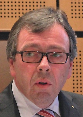 » Durch den Wegfall der anrechenbaren Bausubstanz bei Maßnahmen im Bestand müssen wir heute Umbauzuschläge von über 60 % ansetzen, um auf das gleiche Honorar zu kommen. Solche Zuschläge sind am Markt allein durch ihre Größe nicht durchsetzbar. « Klaus Schetter