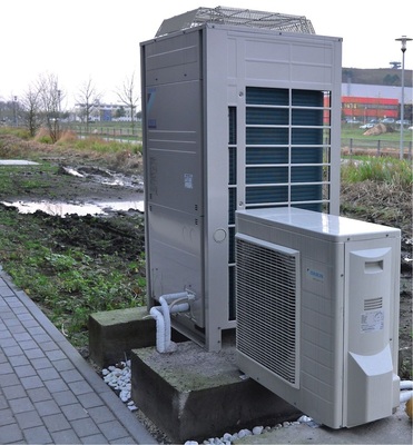 Abb. 4 In Großserie ­verfügbare Standardtechnik für ein Gebäude, das einen künftigen Standard schon heute erfüllt: Außeneinheiten des VRV-Systems und der Heizungs­wärmepumpe.