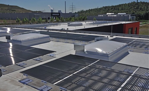 Abb. 3 Photovoltaik-Anlage: Die verwendeten Paneele mit zylindrischen Dünnschicht-Modulen werden waagerecht montiert. Da sie sich nicht gegenseitig verschatten, kann signifikant mehr Fläche als bei der Schrägmontage herkömmlicher Paneele genutzt werden. Die zylindrischen Module wandeln auf dem vollen Umfang gleichzeitig das direkte, das gestreute und das vom Dach reflektierte ­Sonnenlicht in Elektrizität um. Besonders einfach ist die Montage, da keine Verankerung mit dem Dach und keine Beschwerung erforderlich sind. - © Daikin
