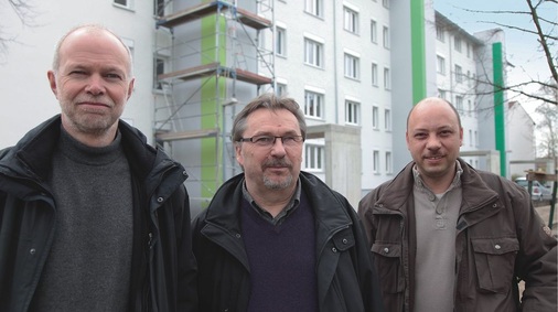 Abb. 8 Architekt Joachim Honsel und Planer ­Dieter Wagner (v.l.) von der Volkswohnung begleiteten zusammen mit Fachplaner ­Thomas Häge (KW2 ­Ingenieure) die Modernisierung des Zeilenbaus. „Bei allen öko­logischen Vorteilen müssen die Maß­nahmen finanzierbar bleiben.“