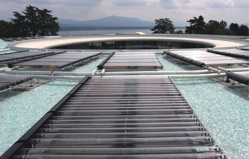Abb. 3 Auf dem Dach des Gebäudes sind 90 Vakuum-RöhrenKollektoren (Xinox) installiert. - © Yazaki
