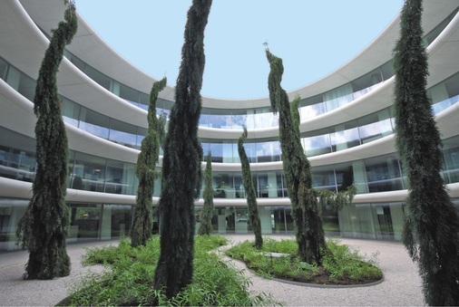 Abb. 2 Innenhof des neuen Verwaltungsbaus in Nyon. Der außen wie innen überkragende Sonnenschutz aus Betonfertigteilen variiert zur Optimierung der Energiebilanz in Abhängigkeit der Himmelsrichtung.