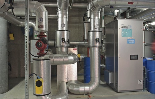 Abb. 4 Wärmeüberschüsse aus der Solarthermie-Anlage werden über eine Yazaki-Absorptionskältemaschine in Kälte umgewandelt.