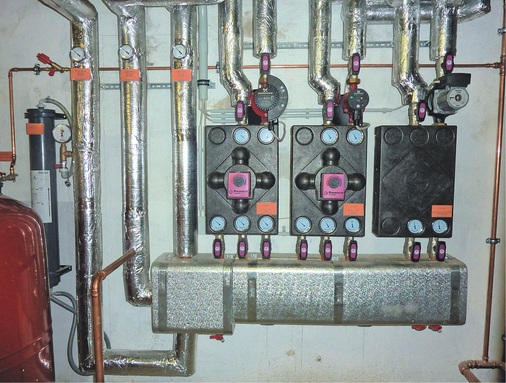 Abb. 2 Für die Wärmeverteilung wurden die Mehr­wege-Mischverteiler von HG Baunach zusammen mit einem von Magra gefertigten Dreikammer­verteiler eingesetzt. Die Reihenfolge der Verteilerabgänge richtet sich dabei nach dem Temperaturgefälle im Rücklauf in Fließrichtung zum Kessel.