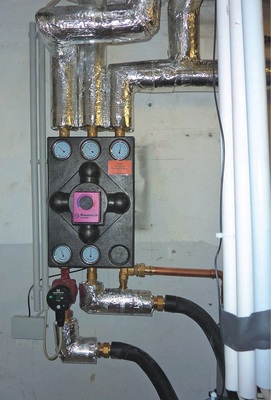 Abb. 4 Der zwischen BHKW und Pufferspeicher ­geschaltete Rendemix bewirkt die Pufferbeladung nach dem Zwei-Zonen-Prinzip und sorgt gleich­zeitig für die Rücklaufanhebung zum BHKW.