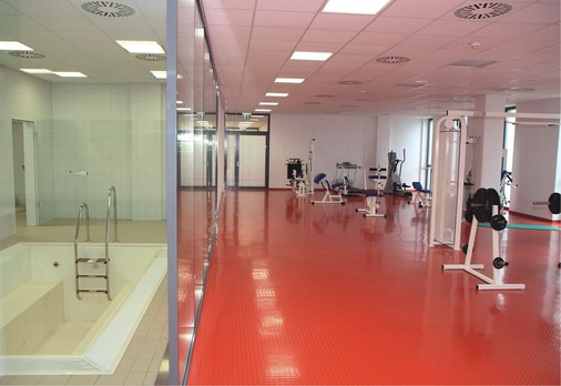 Abb. 2 Nach Wettkampf und Training dient das Entmüdungsbecken (links) der schnellen Regeneration. Das Badewasser wird anschließend in den Schwallwasser­behälter abgelassen und bleibt bis zur nächsten Nutzung des Beckens im per­manenten Umlauf.