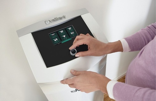 Abb 3. Die Bedienung der Gesamtanlage erfolgt über einen 5,7“-Touch-Panel im Systemregler. Hier kann auf einen Blick die gesamte Anlage mit ihrer Funktionalität und hydraulischen 

Verschaltung gesehen und gesteuert werden. Über WLAN ist eine Fernbedienung über einen Tablet-PC möglich.