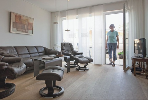 Abb. 2 Eine Terrasse oder ein Balkon steigert die Wohn­qualität erheblich. Breite Balkontüren und barrierefreie Schwellen ermög­lichen in jedem Alter und Gesundheitszustand die Nutzung der Balkone und Terrassen — auch mit einem ­Rollator oder einem Rollstuhl. Komfortplus: Die Wärmeübergabe erfolgt in allen Räumen über Fußbodenheizungen.
