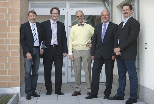 Abb. 4 Erfolgreiche ­Teamworker (v.r.): TGA-Fachplaner Dipl.-Ing. Jochen Liebezeit, Markus Schulte (Stiebel Eltron), Architekt Frank Reinsch, P+S-Projektentwickler Andreas van der Meulen und StiebelEltron-Pressesprecher Michael Birke.
