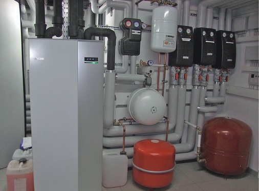 Abb. 2 Eine Wärme­pumpe des Typs ­Fighter 1145 liefert die Wärme- und Kühlenergie für das Haus.