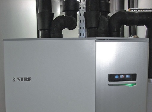 Abb. 3 Das multivalente Wärmeerzeugungs­system wird über ein leistungsfähiges Energie- und Speichermanagement über die Wärmepumpe ­geregelt.