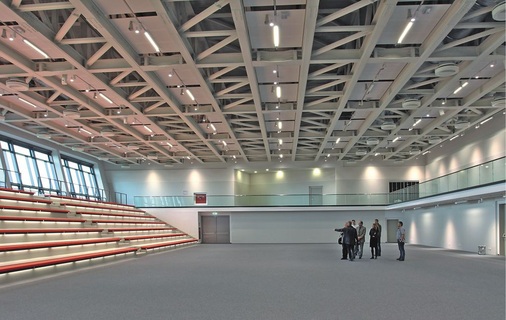 Abb. 2 Multifunktions­halle im Brand-Center. Die Weitwurfdüsen der Klimaanlage lassen sich von diffus (Kühlfall) auf direkt (Heizfall) justieren.