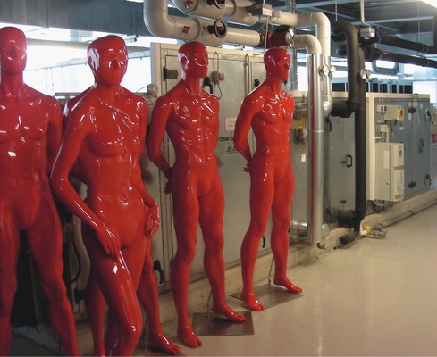 Abb. 4 Warten auf ihren Einsatz: Puma-Schaufensterpuppen in der Klimazentrale.