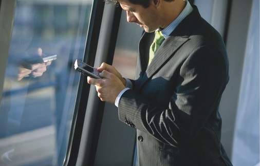 Abb. 3 Der E-Mail-Check unterwegs gehört wohl heute und auch in der Zukunft zu den häufigsten Anwendungen mobiler EDV im Geschäftsbereich.