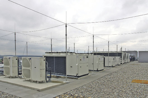 Abb 3. Alle Wärmepumpen

und Kältemaschinen

— insgesamt

neun Aggregate

— sind auf dem Dach

des Verwaltungsgebäudes

aufgestellt.