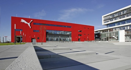 Abb. 2 PumaVision Headquarters, Herzogenaurach: Die Siemens-IPM-Referenz ist die erste klimaneutrale Unternehmenszentrale in der Sportartikelindustrie. Um den Leistungsbezug zu limitieren, werden alle HLK- und ­Beleuchtungsanlagen nur dann und nur mit der Leistung in Betrieb gesetzt, wie sie von den Räumen tatsächlich angefordert werden: “Bedarfsgeführtes Wohlfühlklima“, TGA 03-2011, Webcode #NB_LINK[PARAM=KEYS=309664;CMD=SEARCH;T=309664]#.