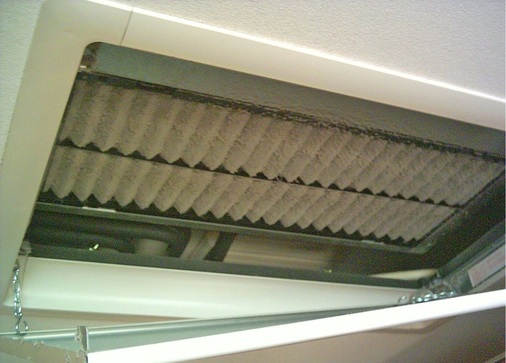 Abb. 3 Zu einer Hygieneinspektion gehört eine ­Sichtprüfung der RLT-Anlage auf hygienische Schwachstellen und Problemzonen. Hier entspricht das Inspektionsintervall nicht den Betriebsanforderungen und vermutlich auch nicht den Vorgaben der VDI 6022.