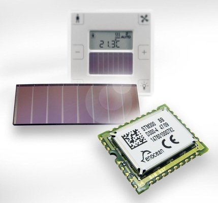 Abb. 2 Bidirektionales batterieloses FunksensorModul STM 300 (links) mit Energy Harvesting ­Interface, das die Realisierung energieautarker Produkte ermöglicht. Mit äußerst geringem ­Stand-by-Stromverbrauch eignet es sich besonders für energieautarke Funklösungen, wie bidirek­tionale Temperaturfühler, Gebäudesensoren und Aktoren. Das STM 300 kann mit einer Solarzelle in zwei verschieden Größen als Energielieferant betrieben werden.