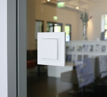 Abb. 3 Freie Platzwahl durch Funktechnologie: EnOcean-Schalter auf einer Glaswand. - © PEHA
