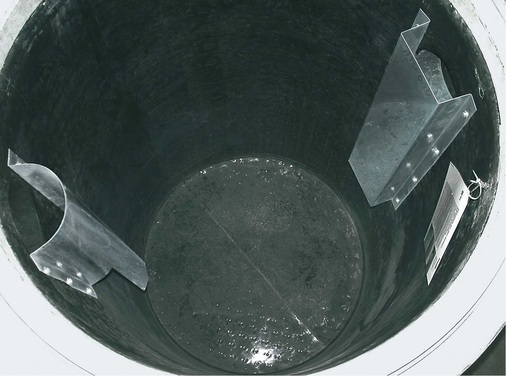 Fettabscheider aus Beton für den Platz sparenden Erdeinbau. Als Schutz gegen Korrosion ist der Behälter mit einem PE-Inliner ausgekleidet.