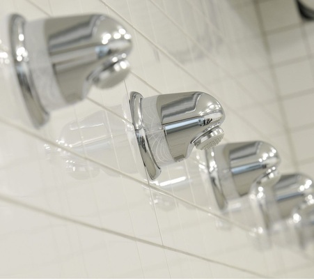 Abb. 3 Die durchgeschliffenen Reihenduschen werden durch spezielle Duschköpfe (Hersteller: Mora) automatisch gespült, wenn definierte Nutzungsintervalle überschritten sind. Das schließt, in Verbindung mit den extrem kurzen Anbindeleitungen von weniger als 10 cm, Stagnation aus.