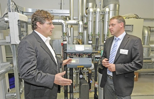 Abb. 4 Ausgangspunkt des energetisch wie hygienisch vorbildlichen Sanitärkonzepts bei Solvis ist die kombiniert gespeiste Trinkwassererwärmungsanlage SolvisVital. Links im Bild Dipl.-Ing. Karsten Woelk, rechts Viega-Planungsberater Marco Trümper.