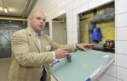 Abb. 5 Techniker Andre Stagge wünscht sich von Anlagenbetreibern ein deutlich höheres Bewusstsein für den Nutzen, den eine hygienebewusst ausgeführte Trinkwasserinstallation über die vielen Jahre einer Gebäudenutzung bietet.