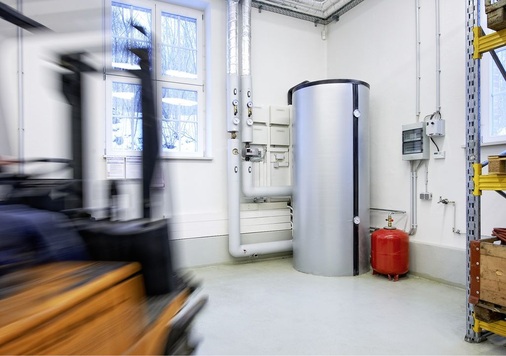 Abb. 3 Der Speicher mit vier integrierten Kondensatoren und die Heizungs­station nehmen nur knapp 2 m² Platz in Anspruch.