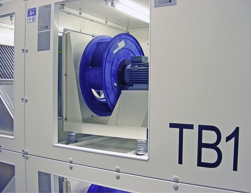 Abb. 3 Die Klassen TB1 bis TB5 geben die Wärmebrücken-Kategorie eines RLTGerätes nach DIN EN 1886 an; hier ein Best-of-robatherm-Gerät. Metallische ­Wärmebrücken wurden u.a. mit thermisch entkoppelten Schrauben eliminiert.