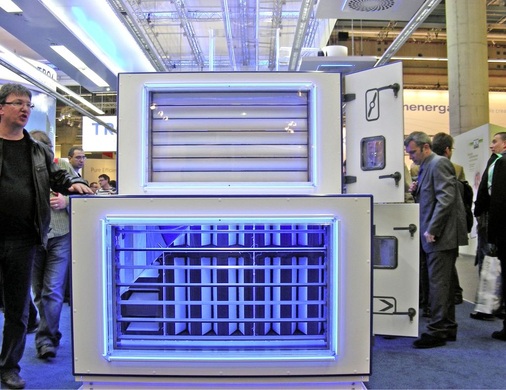 Abb. 6 Das neue Trox-RLT-Gerät X-Cube erregte auf der ISH/Aircontec einiges Aufsehen, auch weil der ehemalige Geschäftsführer von robatherm, Robert Baumeister, maßgeblich an der Entwicklung beteiligt war. - © Wolfgang Schmid
