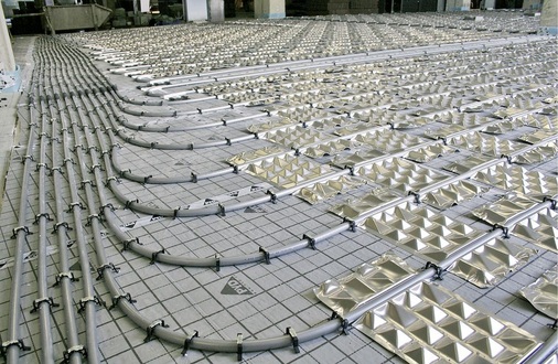 Abb. 2 Thermoleitbleche aus Aluminium mit ­Pyramidenprägung sorgen für eine flächige Wärmeverteilung und ermöglichen ­niedrige Heizwasser- und hohe Kühlwassertemperaturen.