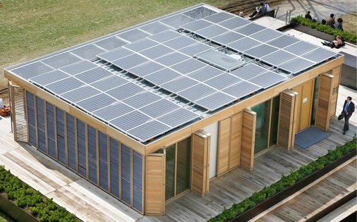 Plus-Energie-Haus der Forschungsinitiative „Zukunft Bau“ des Bundesbauministeriums. Es hat 2007 den renommierten Solar Decathlon Wettbewerb gewonnen. - © TU Berlin

