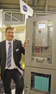 Abb. 2 Bernd Sauter, Geschäftsführer und Firmengründer von Azur Solar mit dem Eigenstrom­system Independa. Das System wird mit einem Energiemanager zur Regelung des gesamten ­Energieflusses für eine Photovoltaikleistung von 1,5 bis 8,5 kW angeboten. Als Solarspeicher favorisiert Azur Solar einen Blei-Gel-Akku und sichert Kunden eine Nutzungsdauer von acht Jahren mit einem Vollwartungsvertrag ab. Das System kann aber auch mit anderen Akku-Systemen ausgerüstet werden. Azur Solar will bis Ende 2011 über 1000 Independa-Systeme verkaufen.