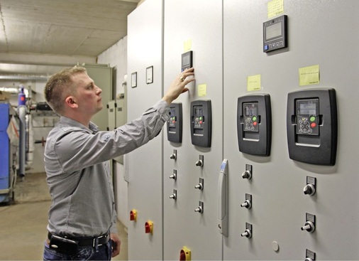 Abb. 3 Willi Schwarz ist voll des Lobes über die Anpassungsfähigkeit der YazakiAbsorptionskälte­maschine an die ­spezifischen Anforderungen eines Fern­wärmenetzes mit KWK: „Wir erreichen im ­Teillastbetrieb eine Temperaturdifferenz von 35 K.“