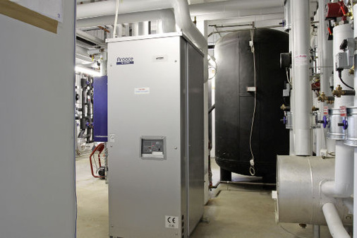 Abb. 2 Absorptionskältemaschinen können mit KWK-Anlagen direkt im Objekt oder über Nah- und Fernwärmeleitungen gekoppelt werden.