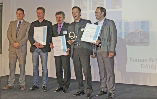 Gunther Gamst (rechts, Geschäftsführer Daikin Airconditioning Germany) und Thomas Graupensberger (links, Regional Sales Manager bei Daikin) überreichten den Planerpreis 2011 an Carsten Plummer (Planungsbüro IGP), Karl-Heinz Balz (Balz-Consulting) und Thomas Krassler (Ingenieurbüro krassler plan) (v.r.).