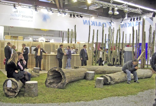 Ruheinsel in der Mitte des Daikin-Messestands auf der Chillventa 2010. Hier konnten sich die Besucher auf Baum­stämmen vom Messe­trubel erholen. Inzwischen dienen die ausgeliehenen Stämme wieder als Sitzgelegenheiten in einem Hochseilgarten. - © Daikin
