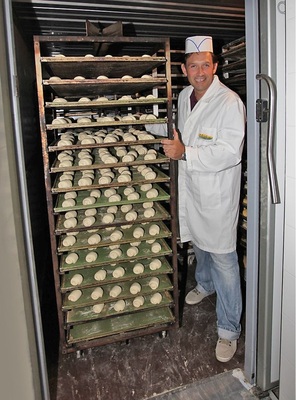 Abb. 3 Bäckereiinhaber Victor Fant bekommt eine Alarmmeldung auf sein Handy, wenn bei seinen Kühl- und Gefriergeräten die Temperatur einen eingestellten Schwellenwert übersteigt.