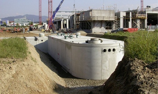 Abb. 3 Unterirdischer Betonfertigteilspeicher für Regenwasser zur Produktions- und Gebäudekühlung mit 300 m³ Fassungsvermögen. - © Mall
